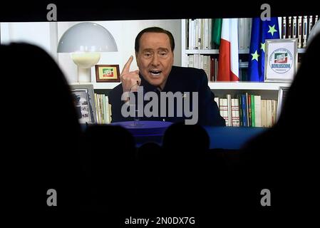 Rome, Italie. 05th févr. 2023. Un message vidéo du président du parti Forza Italia, Silvio Berlusconi, est présenté au cours de l'événement en faveur du candidat de la coalition de droite à la présidence de la région du Latium, Francesco Rocca. Les 12 et 13 février 2023, nous votons pour élire le Président de la région du Latium et le Conseil régional. (Photo par Vincenzo Nuzzolese/SOPA Images/Sipa USA) crédit: SIPA USA/Alamy Live News Banque D'Images