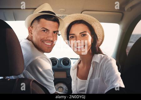 Un couple heureux en voiture Banque D'Images