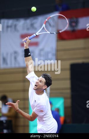RIJEKA, CROATIE - FÉVRIER 05: Dominic Thiem d'Autriche sert contre Borna Coric de Croatie lors des qualificatifs de la coupe Davis premier tour entre la Croatie et l'Autriche au Zamet Sports Hall on 5 février 2023 à Rijeka, Croatie. Photo de Nel Pavletic/Pixsell Banque D'Images