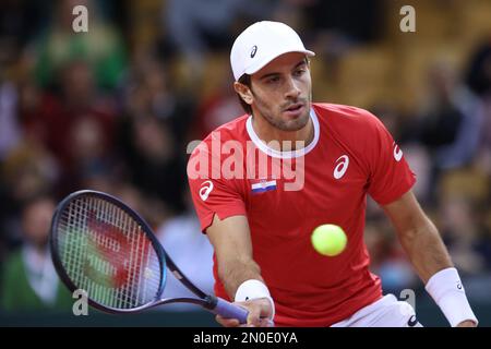 RIJEKA, CROATIE - FÉVRIER 05 : Borna Coric de Croatie joue un front contre Dominic Thiem d'Autriche lors du premier tour de qualification de la coupe Davis entre la Croatie et l'Autriche au Zamet Sports Hall on 5 février 2023 à Rijeka, Croatie. Photo de Nel Pavletic/Pixsell Banque D'Images