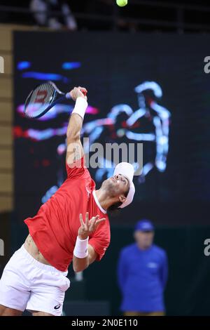 RIJEKA, CROATIE - FÉVRIER 05 : Borna Coric de Croatie exerce ses fonctions contre Dominic Thiem d'Autriche lors du premier tour de qualification de la coupe Davis entre la Croatie et l'Autriche au Zamet Sports Hall on 5 février 2023 à Rijeka, Croatie. Photo de Nel Pavletic/Pixsell Banque D'Images