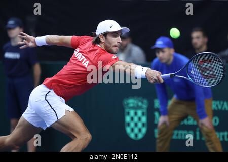 RIJEKA, CROATIE - FÉVRIER 05 : Borna Coric de Croatie joue un revers contre Dominic Thiem d'Autriche lors du premier tour de qualification de la coupe Davis entre la Croatie et l'Autriche au Zamet Sports Hall on 5 février 2023 à Rijeka, Croatie. Photo de Nel Pavletic/Pixsell Banque D'Images