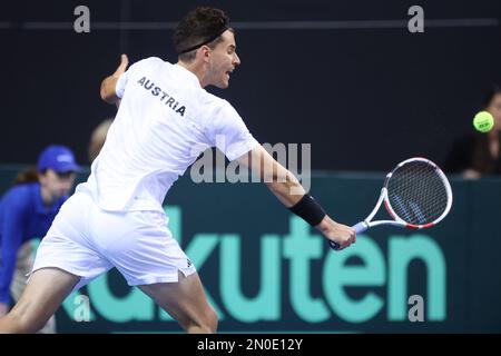 RIJEKA, CROATIE - FÉVRIER 05 : Dominic Thiem d'Autriche joue un revers contre Borna Coric de Croatie lors du premier tour des qualificatifs de coupe Davis entre la Croatie et l'Autriche au Zamet Sports Hall on 5 février 2023 à Rijeka, Croatie. Photo de Nel Pavletic/Pixsell Banque D'Images