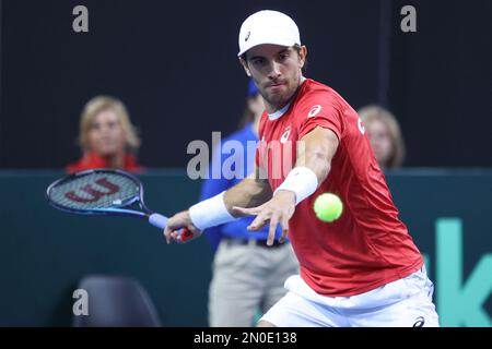 RIJEKA, CROATIE - FÉVRIER 05 : Borna Coric de Croatie joue un front contre Dominic Thiem d'Autriche lors du premier tour de qualification de la coupe Davis entre la Croatie et l'Autriche au Zamet Sports Hall on 5 février 2023 à Rijeka, Croatie. Photo de Nel Pavletic/Pixsell Banque D'Images