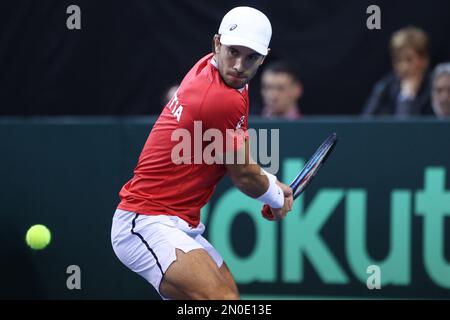 RIJEKA, CROATIE - FÉVRIER 05 : Borna Coric de Croatie joue un revers contre Dominic Thiem d'Autriche lors du premier tour de qualification de la coupe Davis entre la Croatie et l'Autriche au Zamet Sports Hall on 5 février 2023 à Rijeka, Croatie. Photo de Nel Pavletic/Pixsell Banque D'Images