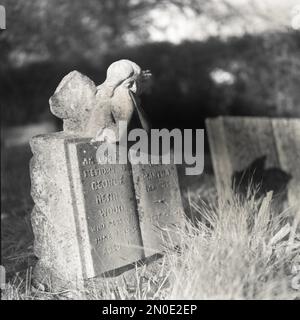 Pierre de tête dans le cimetière de l'église St Giles, Stoke Poges, Bucks Banque D'Images