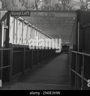 Gardez la gauche - Pont à Cadwell Park, Lincolnshire Banque D'Images