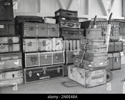 Bagages d'époque sur la plate-forme du chemin de fer à vapeur Bluebell Line Heritage, East Sussex Banque D'Images