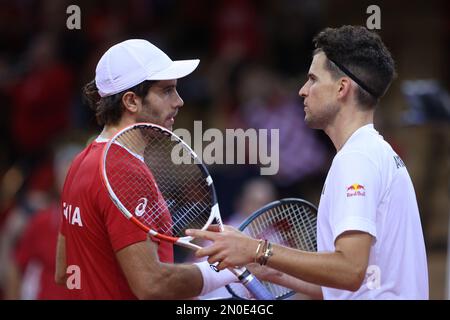 RIJEKA, CROATIE - FÉVRIER 05: Borna Coric de Croatie et Dominic Thiem d'Autriche embrassent sur le net après les qualificatifs de coupe Davis premier tour entre la Croatie et l'Autriche au Zamet Sports Hall on 5 février 2023 à Rijeka, Croatie. Photo de Nel Pavletic/Pixsell Banque D'Images