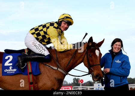 Le Jockey Paul Townend célèbre sur State Man aux côtés du marié à cheval Rachel Robbins après avoir remporté l'épreuve de champion irlandais Chanelle Pharma pendant la deuxième journée du Dublin Racing Festival à l'hippodrome de Leopardstown à Dublin, en Irlande. Date de la photo: Dimanche 5 février 2023. Banque D'Images