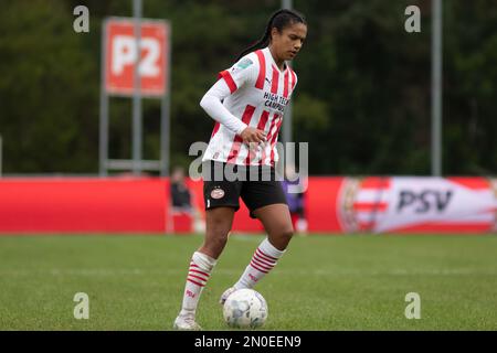 Eindhoven, pays-Bas. 05th févr. 2023. Eindhoven, pays-Bas, 5 février 2023: Esmee Brugts contrôle le ballon dans le jeu Azerion Eredivisiie Vrouwen entre PSV et Ajax à de Herdgang à Eindhoven, pays-Bas. (Leitting Gao/SPP) crédit: SPP Sport presse photo. /Alamy Live News Banque D'Images