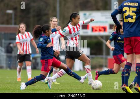 Eindhoven, pays-Bas. 05th févr. 2023. Eindhoven, pays-Bas, 5 février 2023: Ashleigh Weerden (à gauche, 11 Ajax) et Esmee Brugts (à droite, 7 Ajax) en action pendant le match Azerion Eredivisie Vrouwen entre PSV et Ajax à de Herdgang à Eindhoven, pays-Bas. (Leitting Gao/SPP) crédit: SPP Sport presse photo. /Alamy Live News Banque D'Images