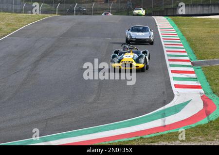 Scarperia, 3 avril 2022 : Lister-Jaguar Knobbly 1958 en action pendant le Mugello Classic 2022 au circuit Mugello en Italie. Banque D'Images