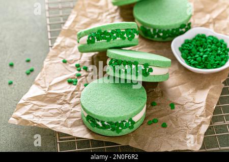 Biscuits sandwich verts avec caramel salé et saupoudrer shamrock, idée de dessert pour la Saint Patrick Banque D'Images