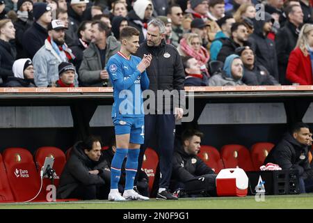 ROTTERDAM - (LR) Thorgan Hazard du PSV Eindhoven, entraîneur adjoint du PSV Eindhoven Andre Ooijer lors du match de première ligue néerlandais entre Feyenoord et le PSV au Feyenoord Stadion de Kuip on 5 février 2023 à Rotterdam, pays-Bas. ANP MAURICE VAN STONE Banque D'Images