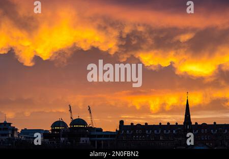 Édimbourg, Écosse, Royaume-Uni, 5th février 2023. Royaume-Uni Météo spectaculaire ciel coloré de coucher de soleil. Le coucher du soleil a tourné le ciel aux couleurs orange vives vues sur Princes Street Gardens. Crédit : Sally Anderson/Alay Live News Banque D'Images