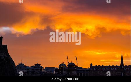 Édimbourg, Écosse, Royaume-Uni, 5th février 2023. Royaume-Uni Météo spectaculaire ciel coloré de coucher de soleil. Le coucher du soleil a tourné le ciel aux couleurs orange vives vues sur Princes Street Gardens. Crédit : Sally Anderson/Alay Live News Banque D'Images