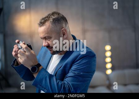 Portrait d'un homme mûr heureux portant des lunettes et regardant l'appareil photo à l'extérieur. Homme avec une barbe et des lunettes se sentant confiant. Gros plan sur le visage hispanique Banque D'Images