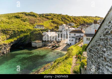 Vue sur le village de Cornish Portloe, Cornwall, Angleterre, Royaume-Uni Banque D'Images