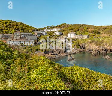 Vue sur le village de Cornish Portloe, Cornwall, Angleterre, Royaume-Uni Banque D'Images