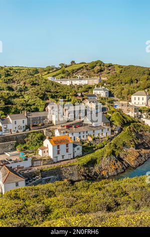 Vue sur le village de Cornish Portloe, Cornwall, Angleterre, Royaume-Uni Banque D'Images