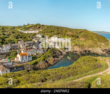 Vue sur le village de Cornish Portloe, Cornwall, Angleterre, Royaume-Uni Banque D'Images