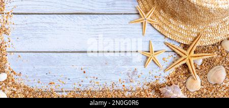 Sable coquillages arrière-plan plus baner. Concept de l'heure d'été avec coquillages et étoiles de mer sur fond de bois et de sable Banque D'Images