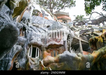 Une vue rapprochée à angle bas de Hang Nga Guesthouse également connu sous le nom de 'Crazy House' Banque D'Images