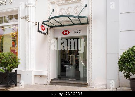 Hanoï, Vietnam, janvier 2023. Vue sur un distributeur automatique de billets de banque HSBC dans la rue du centre-ville Banque D'Images