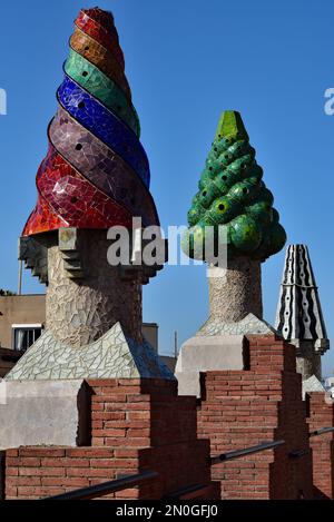 Cheminées décoratives bizarres du Palau Güell, premier bâtiment majeur de l'artiste Antoni Gaudi à Barcelone, Espagne, Europe. Banque D'Images