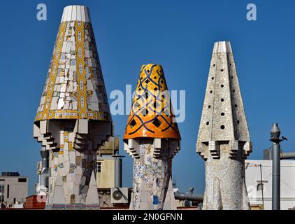 Cheminées décoratives bizarres du Palau Güell, premier bâtiment majeur de l'artiste Antoni Gaudi à Barcelone, Espagne, Europe. Banque D'Images