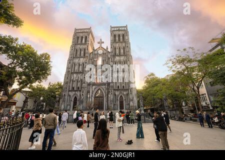 Hanoï, Vietnam, janvier 2023. Vue extérieure sur la place en face de la cathédrale catholique de San Giuseppe, dans le centre-ville Banque D'Images