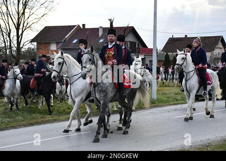 Les propriétaires et éleveurs de chevaux Lipizzan vêtus d'une tenue traditionnelle participent à l'équitation du Carnaval, dans le village d'Oprisavci près de Brod Slavonski, dans le comté de Brod-Postavina, en Croatie, sur 05 février 2023. Photo: Ivica Galovic/PIXSELL Banque D'Images