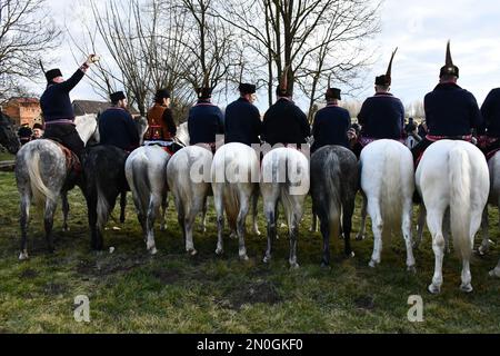 Les propriétaires et éleveurs de chevaux Lipizzan vêtus d'une tenue traditionnelle participent à l'équitation du Carnaval, dans le village d'Oprisavci près de Brod Slavonski, dans le comté de Brod-Postavina, en Croatie, sur 05 février 2023. Photo: Ivica Galovic/PIXSELL Banque D'Images