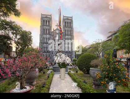 Hanoï, Vietnam, janvier 2023. Vue extérieure sur la place en face de la cathédrale catholique de San Giuseppe, dans le centre-ville Banque D'Images