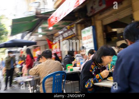 Hanoï, Vietnam, janvier 2023. les personnes qui mangent dans un restaurant de rue dans le centre-ville Banque D'Images