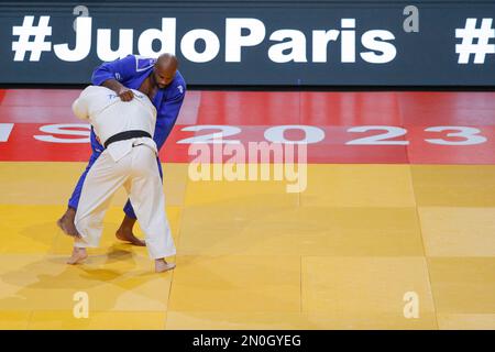 Teddy Riner (FRA) a remporté la médaille d'or, le 6th au Grand Chelem, contre Hyoga Ota (JPN) lors du Grand Chelem International de Paris 2023 (IJF) sur 5 février 2023 à l'arène Accor à Paris, France - photo Stephane Allaman / DPPI Banque D'Images