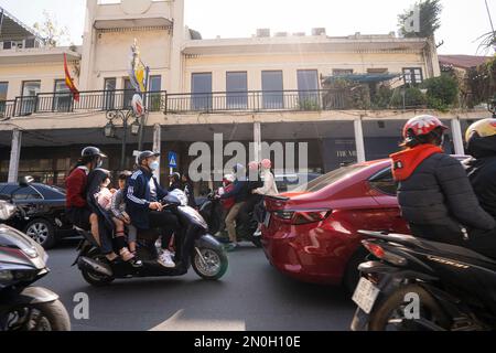 Hanoï, Vietnam, janvier 2023. la circulation des cyclomoteurs dans les rues du centre-ville Banque D'Images