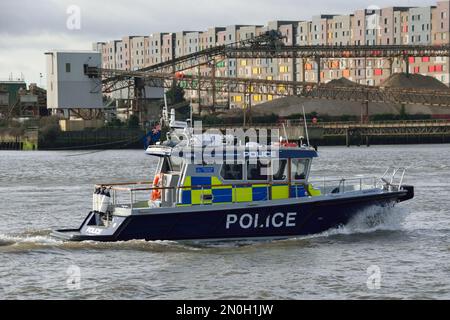 Metropolitan police Marine police police Unit bateau Nina Mackay III patrouiller la Tamise à Londres au Royaume-Uni Banque D'Images