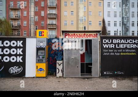 30.03.2022, Berlin, Allemagne, Europe - kiosque de photos pour les photos de passeport à côté d'un guichet automatique ce sur un trottoir près de Mauerpark dans le Prenzlauer de Berlin-est Banque D'Images