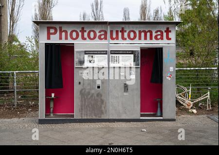 14.04.2022, Berlin, Allemagne, Europe - kiosque de photos pour photos de passeport sur un trottoir près de Mauerpark dans la localité de Prenzlauer Berg à Berlin-est. Banque D'Images