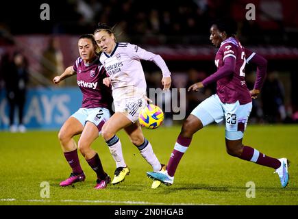 Le Caitlin Foord d'Arsenal (au centre) lutte pour le ballon avec le Hawa Cissoko (à droite) de West Ham United et Kirsty Smith lors du match de la Super League des femmes Barclays au stade de construction de Chigwell, à Londres. Date de la photo: Dimanche 5 février 2023. Banque D'Images