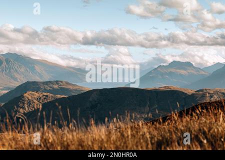 La randonnée jusqu'au Mont Dewar près de Queenstown, en Nouvelle-Zélande, au coucher du soleil, offre une vue parfaite sur les montagnes et les lacs environnants. Banque D'Images