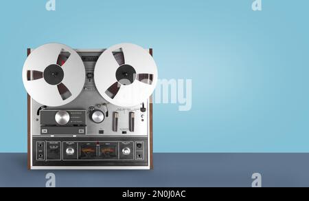 Musique et son vintage - Reel rétro pour faire passer des cassettes sur fond bleu. Banque D'Images