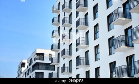 Immeubles modernes d'appartements par temps ensoleillé avec un ciel bleu. Façade d'un immeuble moderne. Surface en verre avec lumière du soleil. Banque D'Images