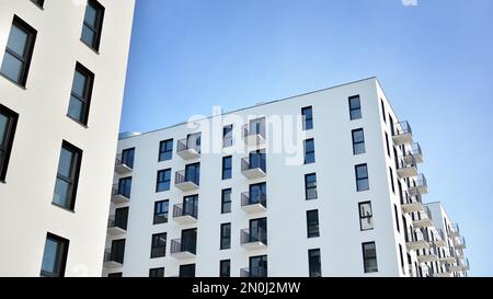 Immeubles modernes d'appartements par temps ensoleillé avec un ciel bleu. Façade d'un immeuble moderne. Surface en verre avec lumière du soleil. Banque D'Images