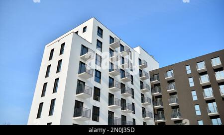 Immeubles modernes d'appartements par temps ensoleillé avec un ciel bleu. Façade d'un immeuble moderne. Surface en verre avec lumière du soleil. Banque D'Images