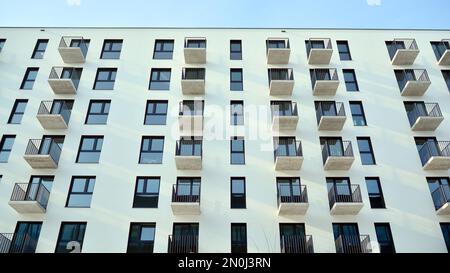 Immeubles modernes d'appartements par temps ensoleillé avec un ciel bleu. Façade d'un immeuble moderne. Surface en verre avec lumière du soleil. Banque D'Images