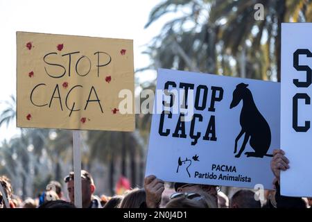 Barcelone, Espagne. 05th févr. 2023. Les manifestants tiennent des pancartes avec des messages anti-chasse pendant la manifestation. Des centaines de manifestants appelés par le parti animaliste PACMA ont manifesté dans le centre de Barcelone en rejetant la récente loi sur la protection des animaux approuvée par le Gouvernement espagnol qui laisse les chiens de chasse. L'Espagne est le seul pays de l'Union européenne qui permet encore la chasse avec des chiens. Crédit : SOPA Images Limited/Alamy Live News Banque D'Images