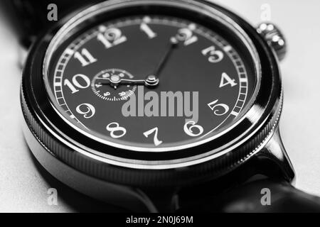 Montre-bracelet mécanique classique automatique avec cadran d'horloge noir, macro photo avec mise au point sélective Banque D'Images